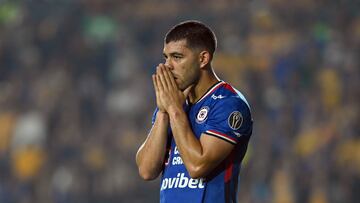 AME6486. SAN NICOLÁS DE LOS GARZA (MÉXICO), 06/12/2025.- Erik Lira de Cruz Azul se lamenta este sábado, durante un partido de vuelta correspondiente a la semifinal del Torneo Apertura 2025 de la Liga MX entre Tigres y Cruz Azul en el estadio Universitario de San Nicolás de Los Garza (México). EFE/ Miguel Sierra