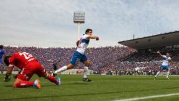 Milovan Mirosevic celebra el gol de la última victoria de la UC sobre la U. Fue en octubre de 2013.