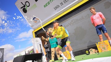 El ciclista belga Ferre Geeraerts celebra su victoria en la clasificación general de la Vuelta a Extremadura.