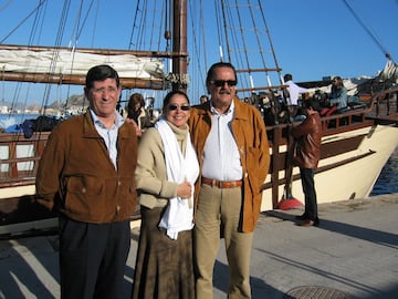 Isabel Pantoja y Julián Muñoz hicieron un viaje a Águilas, Murcia, donde se dejaron fotografiar delante de esta embarcación, una goleta del siglo XVIII.