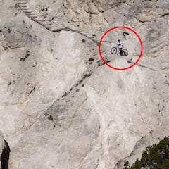 Kilian Bron, en bici por las líneas más expuestas de los Dolomitas
