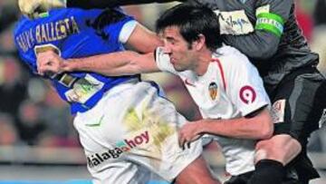 <b>ATAQUE EMBARULLADO. </b>Las llegadas del Valencia no tuvieron frescura, ni ideas. En la imagen Albelda pugna con Salva y Goitia.