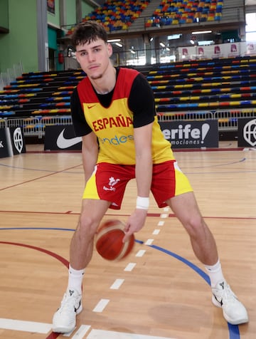 Mario Saint-Supery, base de la Seleccin, posa para AS en el Palacio Multiusos de Guadalajara.