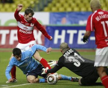 El actual arquero de Everton estuvo muchos años en el fútbol ruso. Llegó en 2005 a Krylia, donde jugó por seis años. Volvió el 2011 a Chile.