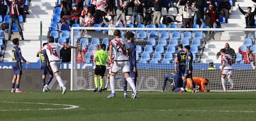 El jugador del Rayo Vallecano, Óscar Valentín, marca el 2-0 al Atlético de Madrid. 