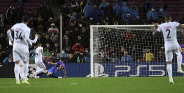Haris Seferovic, tras burlar a Ter Stegen y con la porter¨ªa vacia, ech¨® el bal¨®n fuera en el minuto 94.