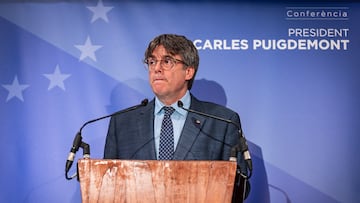 El expresidente de la Generalitat y eurodiputado de Junts, Carles Puigdemont, ofrece una rueda de prensa durante la conferencia inaugural de las jornadas interparlamentarias de Junts per Catalunya, en el Hotel Thon EU, a 5 de septiembre de 2023, en Bruselas (Bélgica). Carles Puigdemont ha reclamado al Estado reconocer la "legitimidad" del independentismo, una amnistía a los encausados por el 'procés' y garantías de cumplimiento de los acuerdos como condiciones previas para empezar a negociar sobre la investidura de Pedro Sánchez como presidente del Gobierno. Todo ello sin renunciar a la unilateralidad. También exige un mecanismo de mediación. En una conferencia desde Bruselas, ha asegurado que estas condiciones, que cree que ahora no se dan, deben preceder a una negociación para llegar a un "acuerdo histórico" con el objetivo de resolver el conflicto en Cataluña que, a su juicio, se remonta a 1714. Estas jornadas servirán para coordinar las acciones a llevar a cabo en el último tramo de la presidencia española del Consejo de la Unión Europea.
05 SEPTIEMBRE 2023;BRUSELAS;BÉLGICA;PUIGDEMONT;AMNISTÍA
Europa Press
05/09/2023