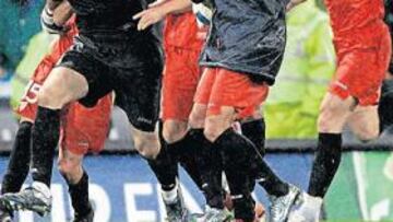 <b>EL HÉROE DE LA UEFA</b>. Palop fue, sin duda, el jugador más valioso de la Copa de la UEFA 2007. A su gol al Shakhtar unió ayer una actuación sublime. Tras detener el penalti de Torrejón, estalló de júbilo.