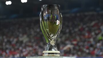 El trofeo de la Supercopa de Europa. El Sevilla lo levanta en 2006, por primera vez, el nuevo modelo que actualmente continúa en vigor.