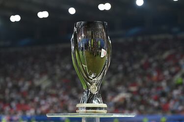 El trofeo de la Supercopa de Europa. El Sevilla lo levanta en 2006, por primera vez, el nuevo modelo que actualmente continúa en vigor.