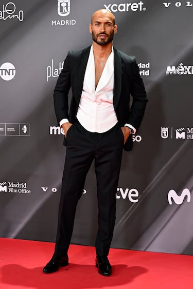 Edgar Vittorino posa en la alfombra roja. 