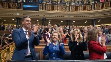 El recién nombrado presidente del Gobierno, Pedro Sánchez, es aplaudido tras finalizar la segunda sesión del debate de investidura de Pedro Sánchez como presidente de Gobierno, en el Congreso de los Diputados, a 16 de noviembre de 2023, en Madrid (España). El Salón de Plenos del Congreso acoge desde ayer, 15 de noviembre, el debate de investidura del presidente del Gobierno en funciones, Pedro Sánchez. El secretario general del PSOE tiene el apoyo de 179 diputados de los 350 del Congreso. Está previsto que hoy votarán a favor de que el líder socialista sea presidente del Gobierno tras exponer su programa, PSOE, Sumar, ERC, Junts, EH Bildu, PNV, BNG y Coalición Canaria frente a los 171 en contra de PP, Vox y UPN. El acto se celebra en un momento de tensión por las concentraciones en la sede del PSOE en Ferraz y protestas en contra de la ley de amnistía registrada por los socialistas que beneficia a los implicados del 'procés'.
16 NOVIEMBRE 2023;CONGRESO;SANCHEZ;SEGUNDA SESIÓN;INVESTIDURA
Eduardo Parra / Europa Press
16/11/2023