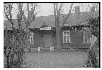 Treblinka? fue un campo de exterminio construido y operado por la Alemania nazi en la Polonia ocupada durante la Segunda Guerra Mundial.? Estaba ubicado en un bosque al noreste de Varsovia, a 4 kilmetros al sur de la estacin de trenes de Treblinka, en lo que hoy es el Voivodato de Mazovia. Se estima que en torno a 700.000 prisioneros fueron asesinados.