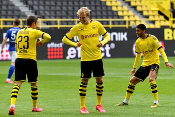 El jugador del Dortmund, Thorgan Hazard celebra el tercer gol ante el Schalke 04. 