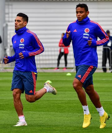 La Selección Colombia realizó su primer entrenamiento abierto al público en el estadio Sviyaga en Rusia, preparando el debut mundialista del 19 de junio ante Japón en Saransk. James y Barrios, los ausentes.