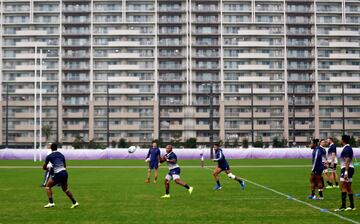 Durante la tensa espera que precede a su duelo en la final del Mundial de rugby de Japón ante Inglaterra, Sudáfrica se prepara en el Arcs Urayasu Park de Chiba. Muy cerca de Yokohama, la sede del partido por el título. En la imagen, el talonador de los Springboks, Bongi Mbonambi, se prepara para recibir un pase de Warrick Gelant.