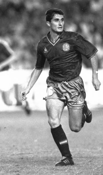 Jugó con la Selección Española un único partido en 1990 frente a Islandia