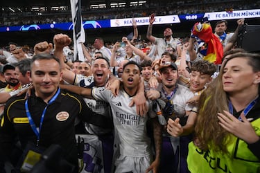 Los jugadores del conjunto blanco celebran la remontada y la clasificación para la final de la Champions League.  En la imagen, Rodrygo exhausto, en la fiesta con los aficionados.