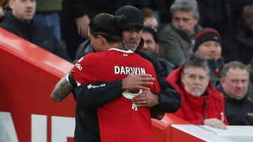 Darwin Núñez y Jürgen Klopp, jugador y entrenador del Liverpool, se abrazan tras el partido ante el Nottingham Forest.