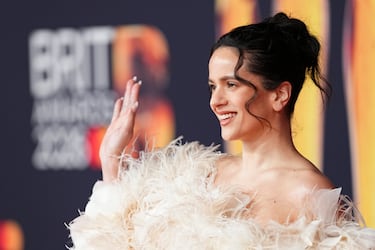 Rosalía posa en la alfombra roja. 