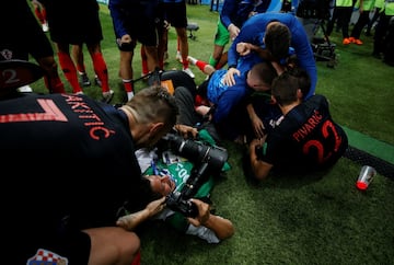 El reportero gráfico Yuri Cortez en la celebración del segundo gol croata.