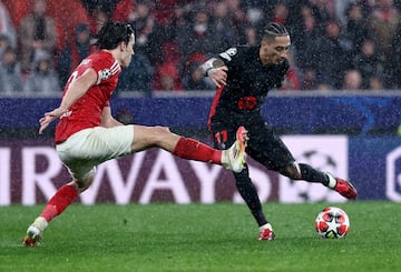 4-5. Un posible penalti  a favor del Benfica se transforma en un contraataque en solitario de Raphinha. Tras avanzar en carrera solo, se mete en el rea, y ante la oposicin de ?lvaro Carreras, chuta con la izquierda para superar a Anatolii Trubin.