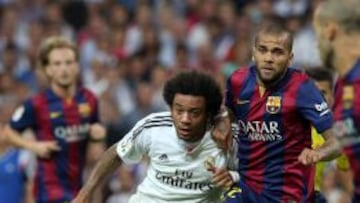Marcelo disputa un balón con Dani Alves.
