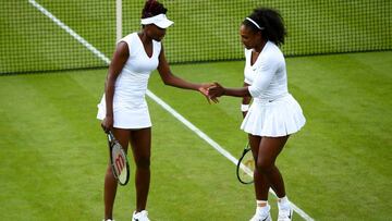 Venus y Serena Williams, durante un partido de dobles en Wimbledon.