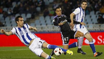 GRA470. SAN SEBASTI&Aacute;N, 20/12/2016.- Los jugadores de la Real Sociedad, Mikel (i) y Zaldua, no consiguen evitar que marque el gol del empate Ra&uacute;l de Tom&aacute;s, del Valladolid, durante el partido de vuelta de dieciseisavos de final de la Copa del Rey de f&uacute;tbol que han disputado hoy en el estadio de Anoeta de San Sebasti&aacute;n. EFE/Javier Etxezarreta