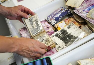 Voluntarios de la universidad en colaboración con el Laboratorio de Análisis y Diagnóstico de Obra de Arte, del Departamento de Historia del Arte, la UV ha puesto en marcha esta iniciativa que pretende reparar los daños que la DANA ha producido en la memoria colectiva de multitud de familias que han perdido fotografías y álbumes de gran valor sentimental y personal.
 