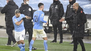 Manchester (United Kingdom), 26/12/2020.- Manchester City's Ferran Torres (C) is substituted by Manchester City's Sergio Aguero (L) during the English Premier League soccer match between Manchester City and Newcastle United in Manchester, Britai