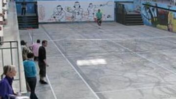 <b>EN LA PISCINA. </b>Nadal protagonizó una curiosa exhibición con chicos de París en la piscina Molitor.