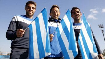 David, Tamudo y Víctor, con las banderas que se darán hoy.