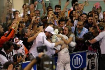 Nico Rosberg celebra con sus compañeros de escudería el triunfo en la última carrera de la temporada.