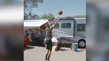 ¡Esto solo podía hacerlo Curry! La enchufa hasta en un coche