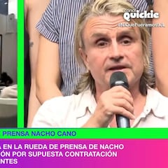 Víctor Sandoval, disfrazado de insecto en la rueda de prensa de Nacho Cano