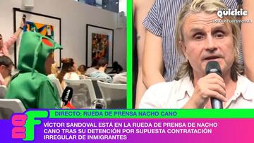 Víctor Sandoval, disfrazado de insecto en la rueda de prensa de Nacho Cano