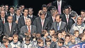 <b>TODOS CON EL HOMENAJEADO. </b>La foto de familia final con todos los invitados, técnicos, jugadores y chavales de la escuela azulona reflejó el apoyo unánime a Torres.