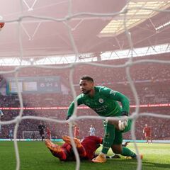 Grave error de Zack Steffen en semifinal de Emirates FA Cup