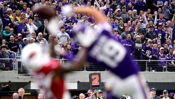 MINNEAPOLIS, MN - NOVEMBER 20: Fans look on as Adam Thielen #19 of the Minnesota Vikings misses a contested ball in the second quarter of the game agains the Arizona Cardinals on November 20, 2016 at US Bank Stadium in Minneapolis, Minnesota. Adam Bettcher/Getty Images/AFP
== FOR NEWSPAPERS, INTERNET, TELCOS & TELEVISION USE ONLY ==