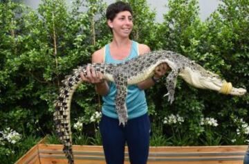 Carla Suárez sujeta un cocodrilo de agua.