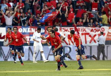 Y en la última jornada el cuadro navarro remontó el gol inicial de Higuaín, primero con el empate inmediato de Plasil y segundo por el golazo de Juanfran que sigue en el recuerdo de los aficionados rojillos.