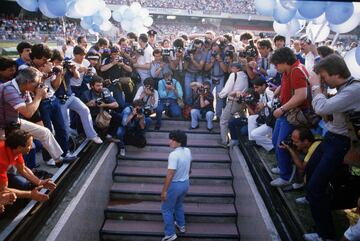 5 de julio de 1984 | El astro argentino logr¨® concentrar a 65.000 personas en su presentaci¨®n en el Estadio de San Paolo, actual Stadio Diego Armando Maradona.