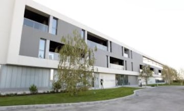 Fachada de la residencia del primer equipo del Real Madrid en la Ciudad Deportiva de Valdebebas.