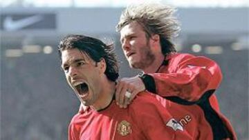 Van Nistelrooy y Beckham celebran un gol en su etapa juntos en el Manchester United.