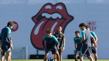 Marc Guiu entrenándose ayer delante del nuevo decorado de la Ciutat Esportiva dedicado a los Rolling Stones.