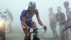 El ciclista del Groupama-FDJ Thibaut Pinot asciende a Lagos de Covadonga en la decimoquinta etapa de la Vuelta a Espa&ntilde;a 2018.