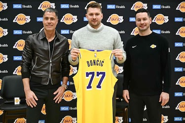 Hoy es el día en que el Donic se ha presentado con su nuevo equipo. El acuerdo entre Lakers y Mavericks para llevar al esloveno a Los Ángeles ha sido un traspaso histórico en la NBA. 
JJ Redick y Rob Pelinka  flanquean al jugador con su nueva camiseta.