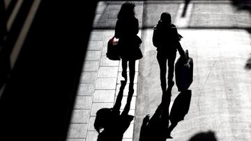Dos personas caminan por el centro comercial La Maquinista de Barcelona. EFE/Alejandro García/Archivo