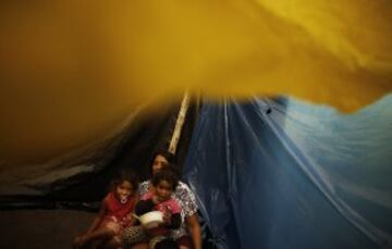 Miembros del Movimiento de los Trabajadores Sin Techo de Brasil (MTST) trabajan en la construcción de las chozas en el campamento "La Copa Mundial de los Pueblos", que alberga una estimación de 2.800 familias del movimiento.